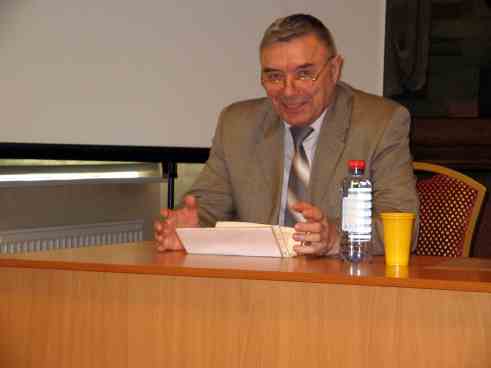 Пострадавший В. Г. Селехов выступает на слушаниях Гражданской комиссии по правам человека